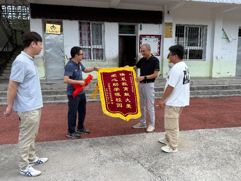 贵州省建设监理协会赴新寨小学回访捐资助学项目建成情况